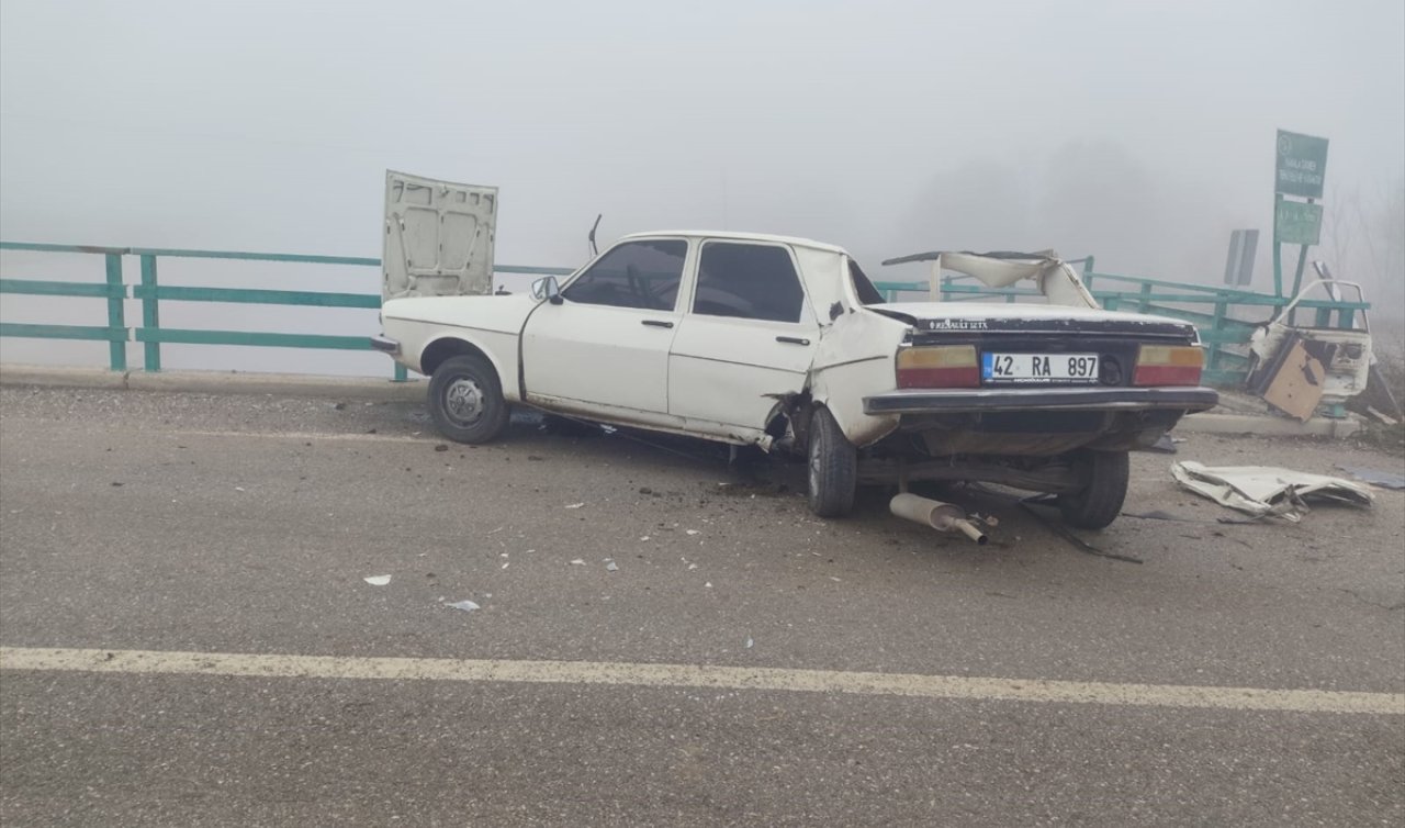  Konya’da otomobil  bariyerlere çarptı! 2 kişi yaralandı