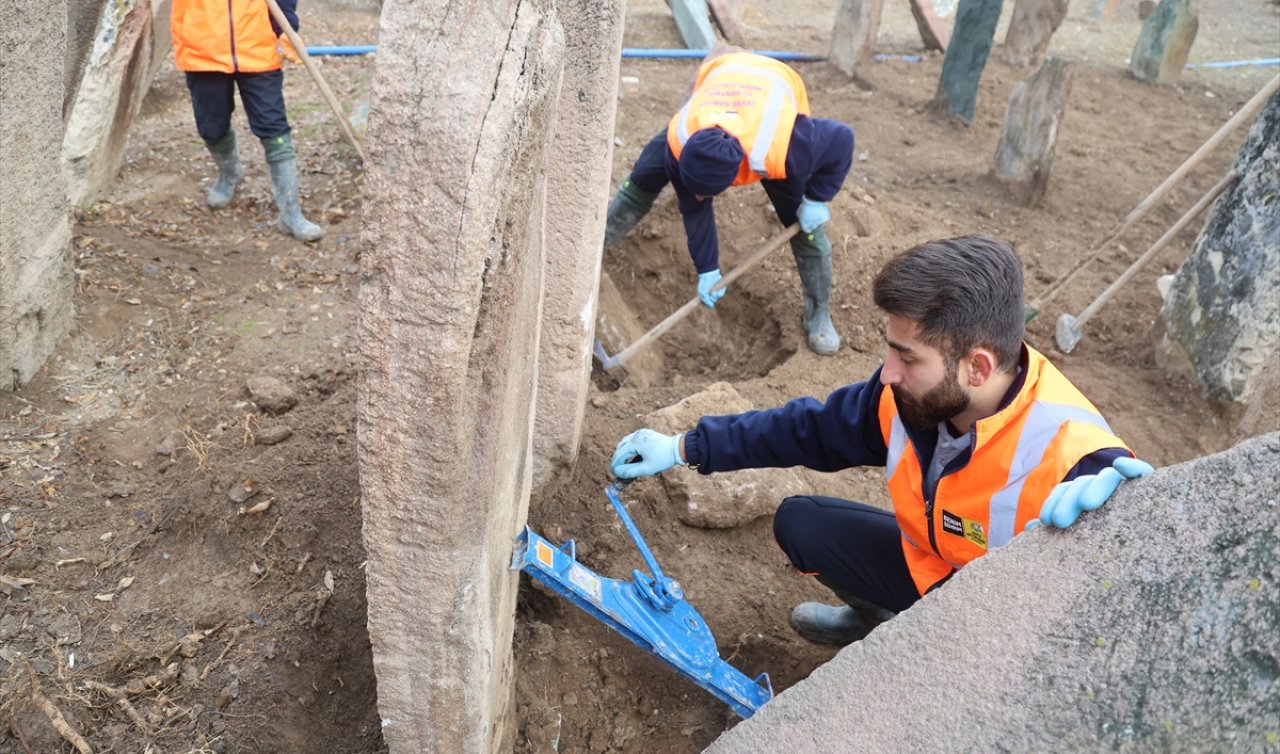 Konya’nın en eski ve en büyük Selçuklu mezarında mezar taşları restore ediliyor