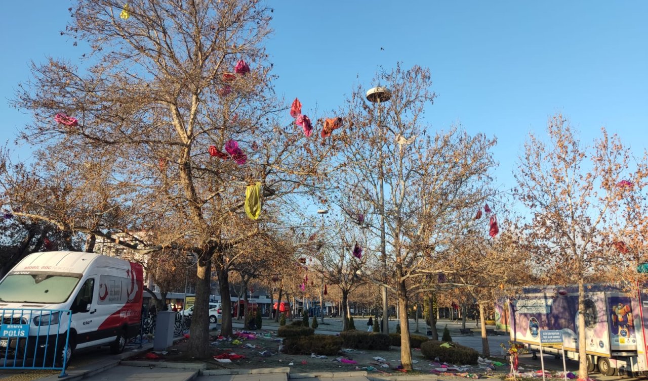 Konya’da gökyüzünü süsleyen fenerler, sabah ağaçlarda ve yerde bırakıldı