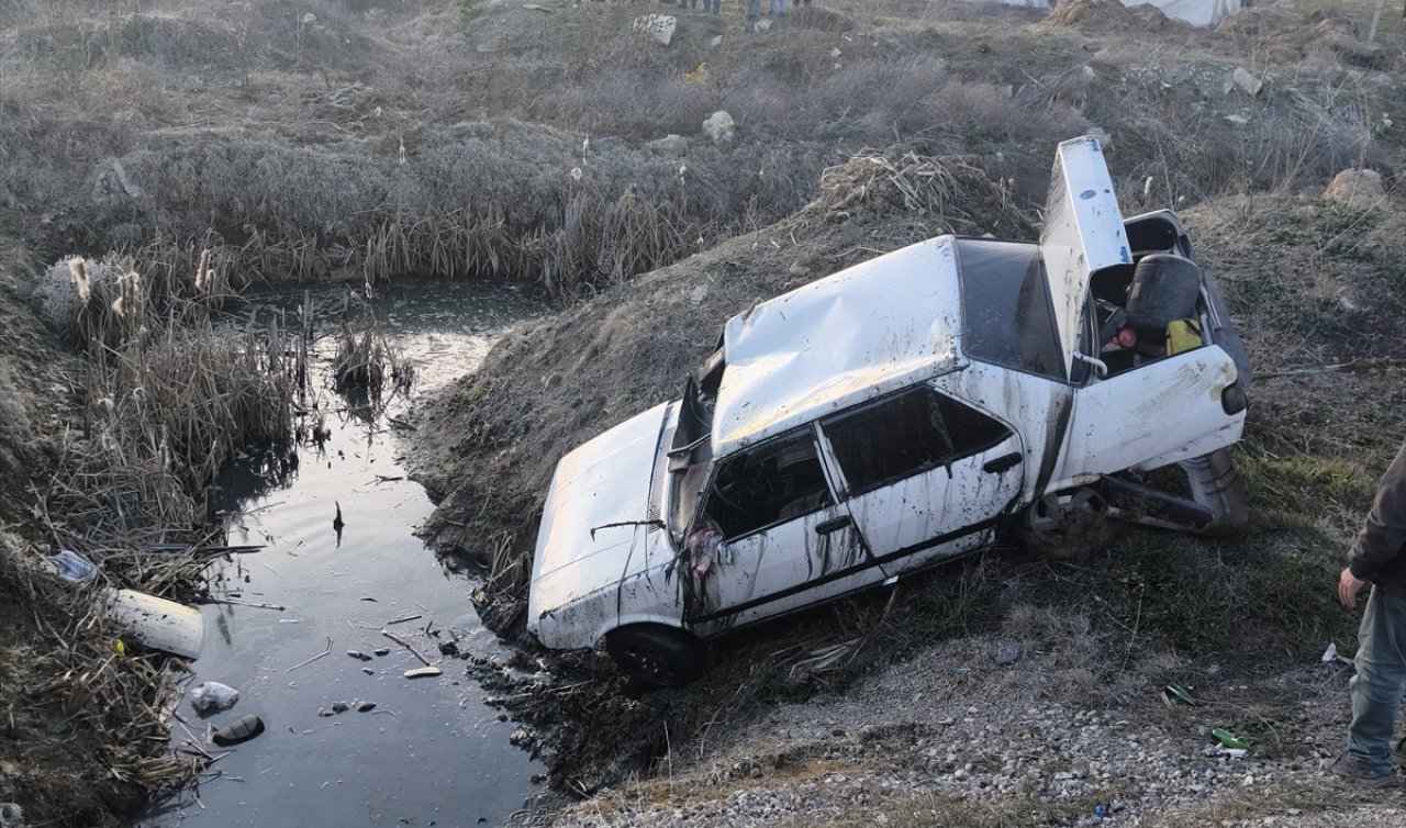 Konya’da otomobil sulama kanalına devrildi! 3 kişi yaralandı