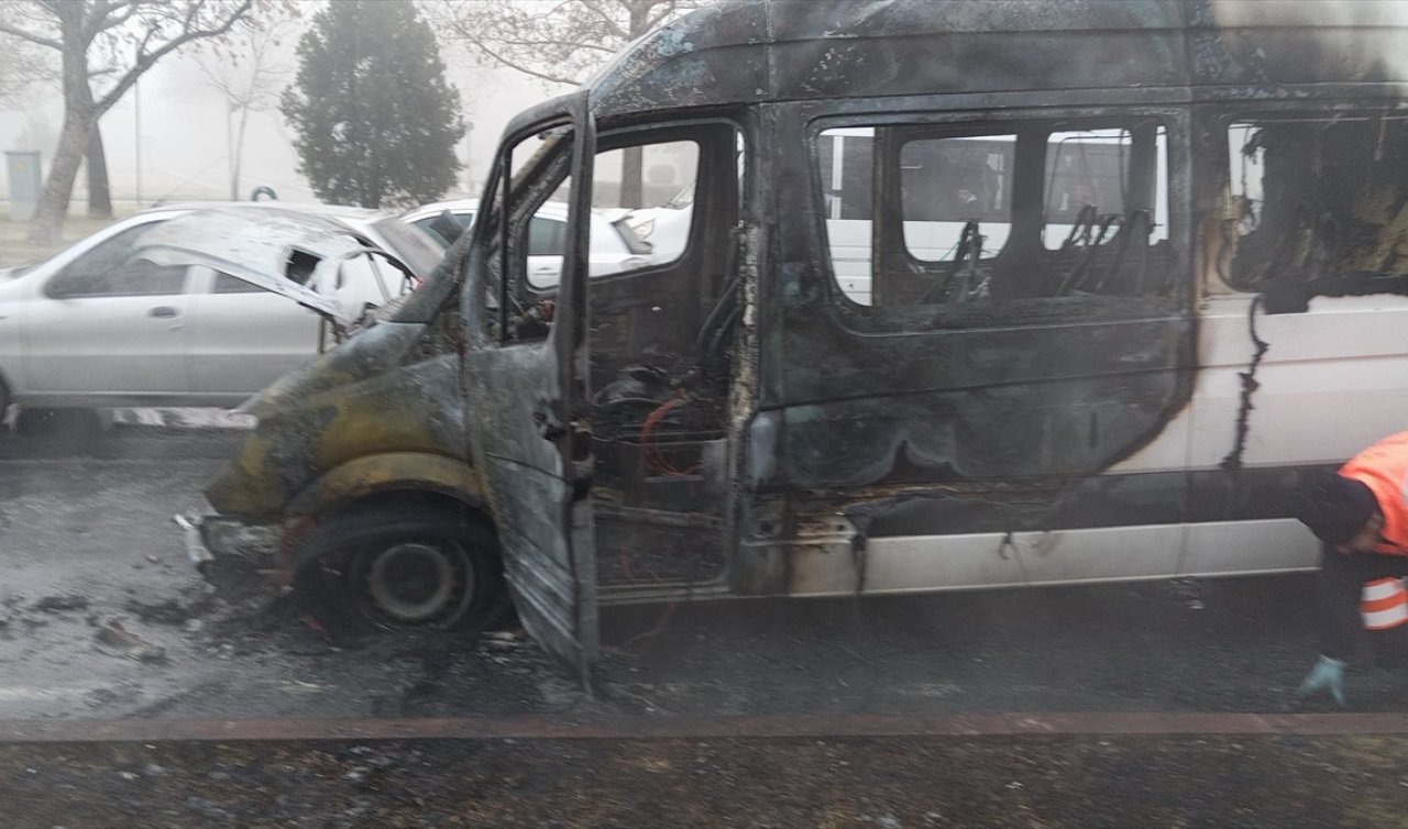  Konya’da seyir halindeki minibüs alev aldı!