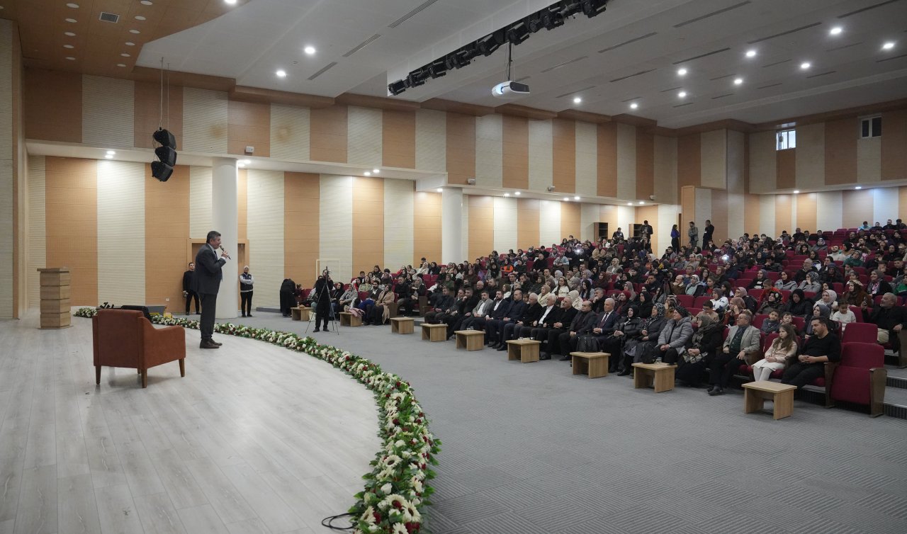 Konya Büyükşehir’in şehir konferansları ilçelerin sosyal ve kültürel hayatına katkı sağlıyor