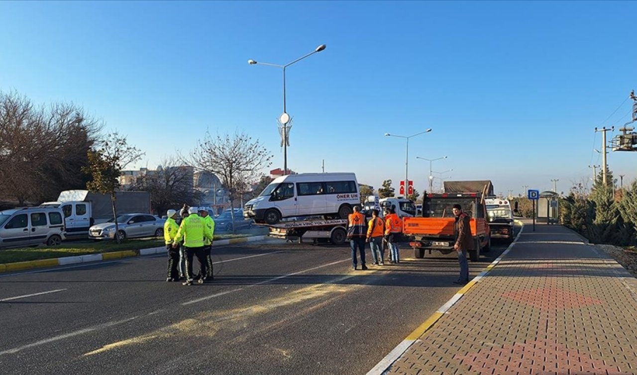 Mardin’de işçi servisi ve kamyonun çarpıştığı kazada 11 kişi yaralandı