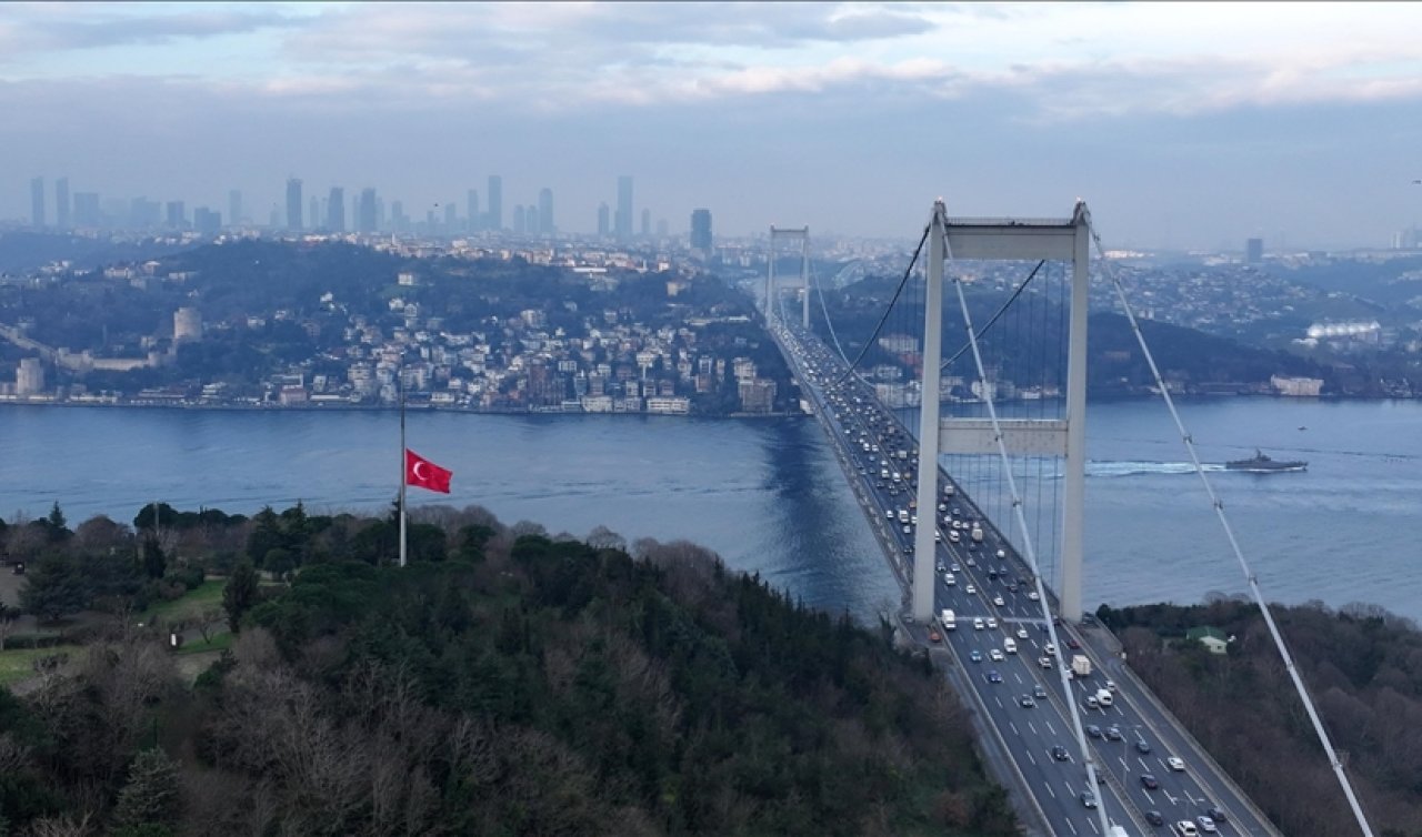 Milli yas ilanının ardından Türkiye’de bayraklar yarıya indirildi