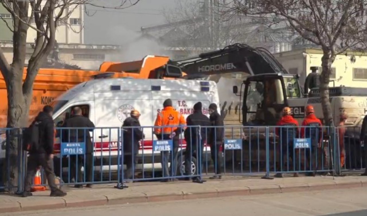  Konya’da bir kişinin çöken binanın enkazından kurtarılma anı görüntülendi