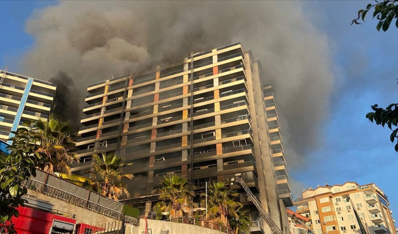 Alanya’da otel inşaatında yangın çıktı! Üst katlarda işçiler mahsur kaldı