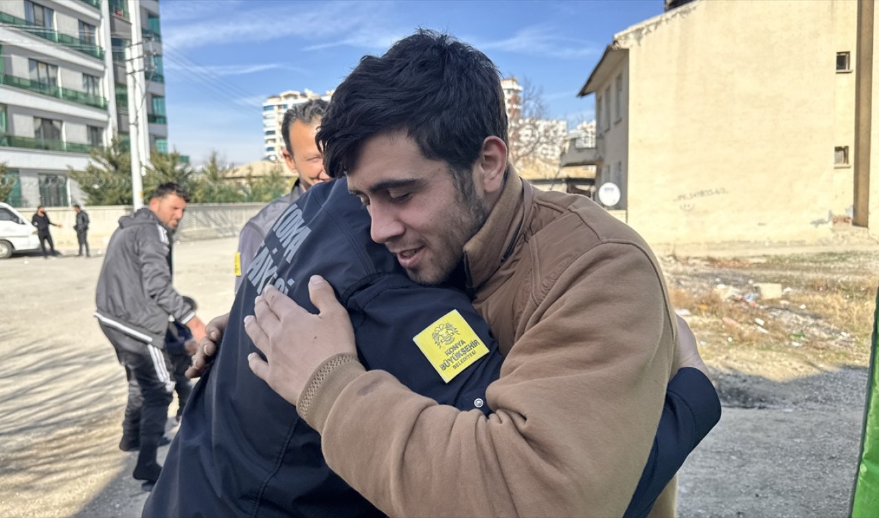 Konya’da çöken binanın enkazından kurtarılanlar, kahramanlarıyla buluştu