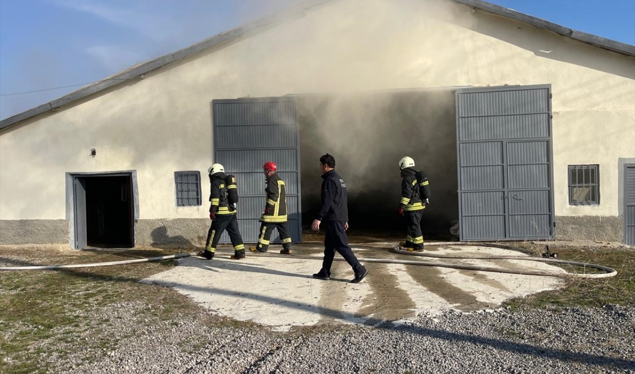 Konya’da tarım araç gereçlerinin bulunduğu depoda yangın çıktı